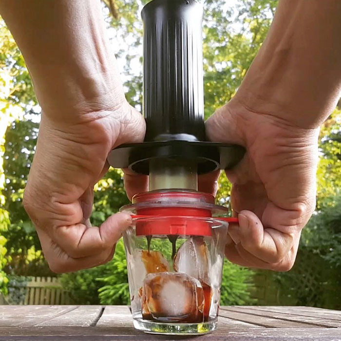 membuat kopi dengan menekan alat kopi kompresso