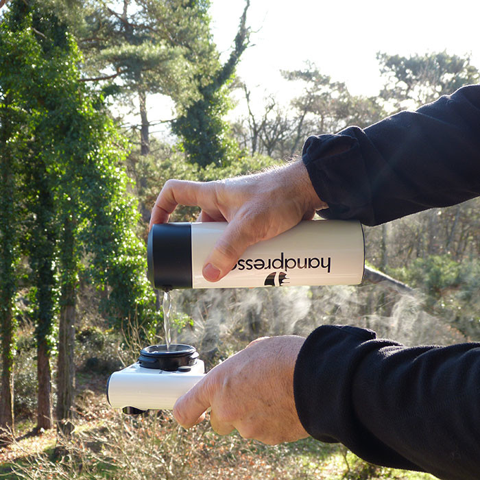 membuat kopi di alam bebas dengan handpresso