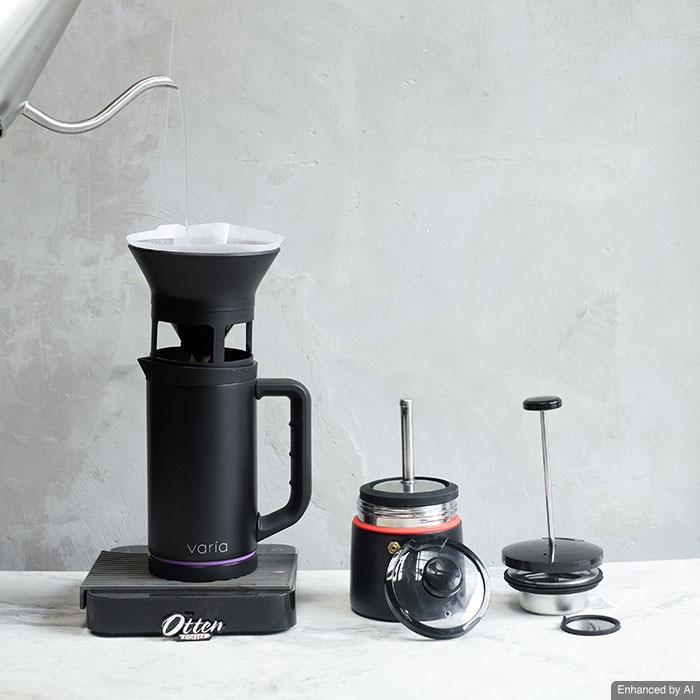 menuang air dari teko air panas ke varia brewer