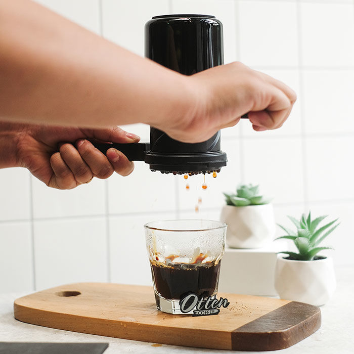 membuat kopi dengan alat kopi twist press